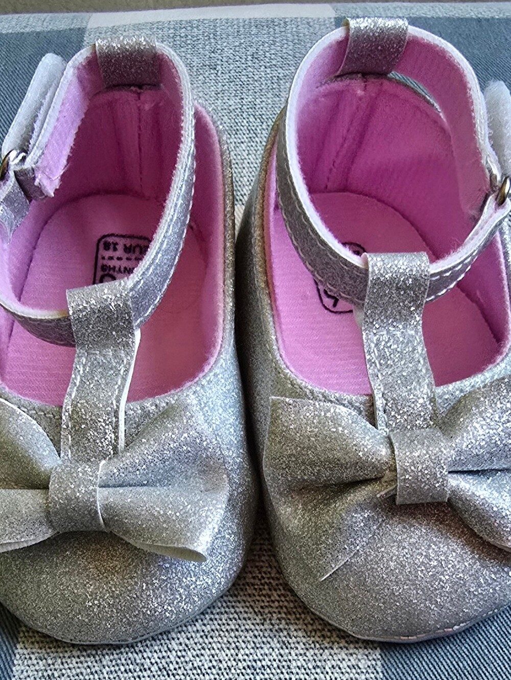 Adorable Baby Girl Shoes Silver Glitter 0-6 Months Bow